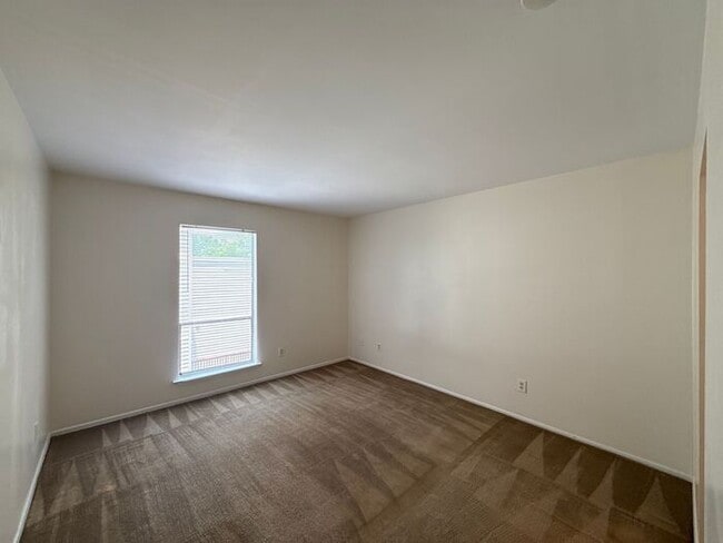 Building Photo - Woodmere Conds - Merry Oaks