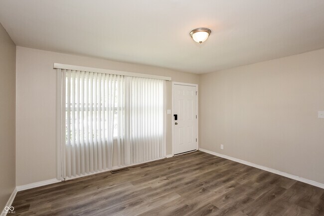 Building Photo - 4851 N Kenyon Dr