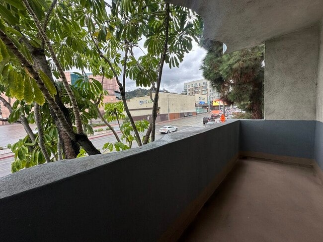 Building Photo - 1432 N Fairfax Ave