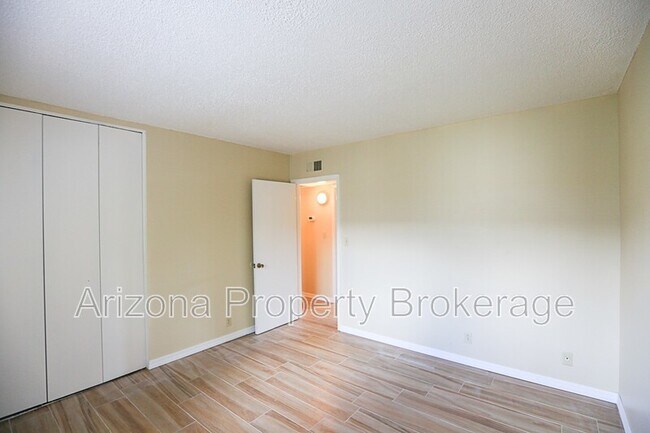 Building Photo - 2408 W Morten Ave