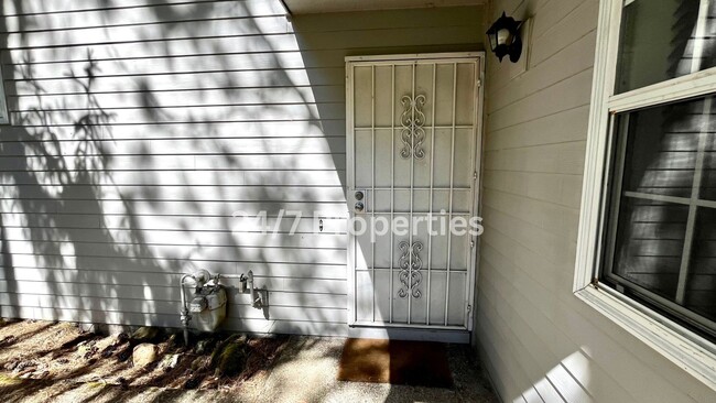 Building Photo - Townhome in Raleigh Hills - 2 Bedroom Suit...