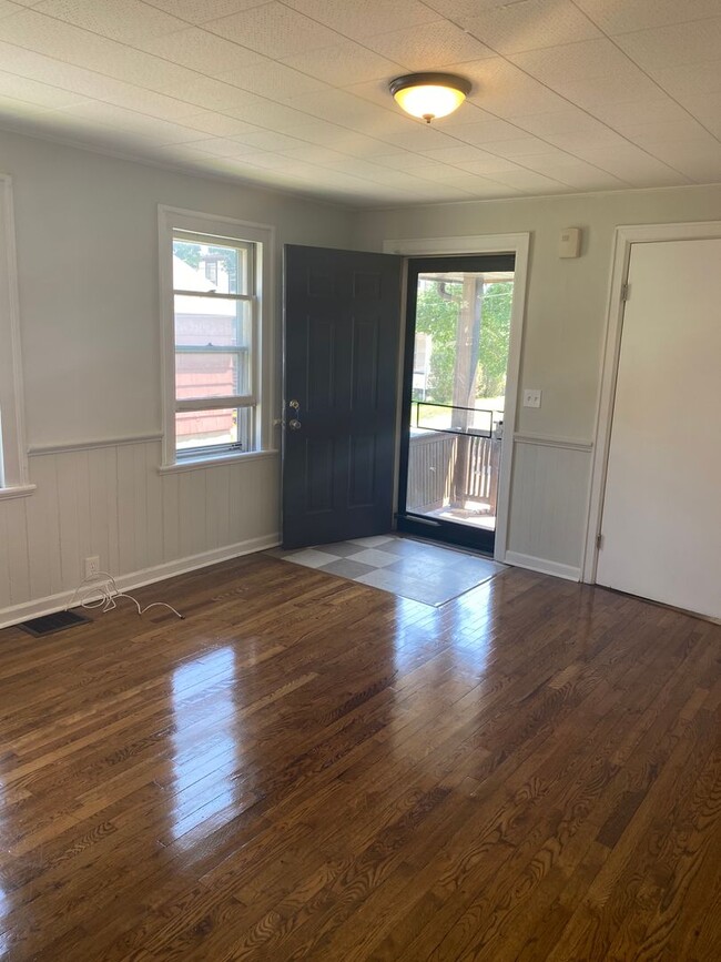 Building Photo - Cozy Single Bungalow right in the Wedge! A...