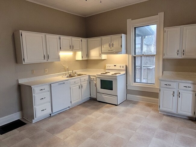 Building Photo - 2 Bedroom House Downtown on Private Street in the District