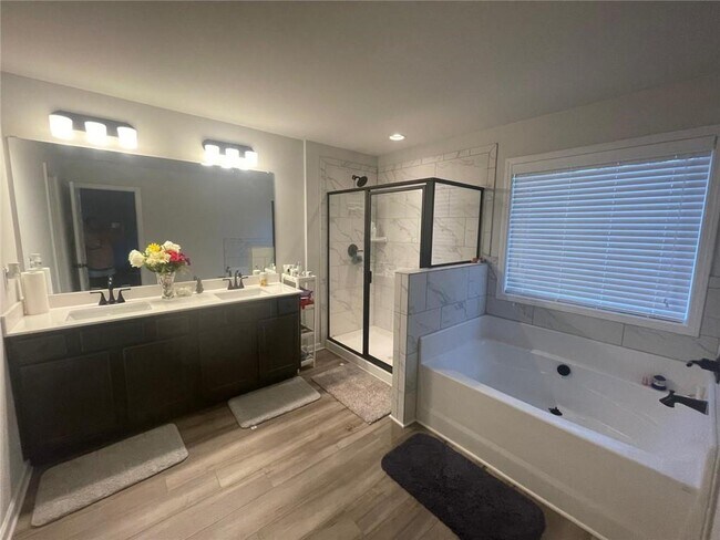 Building Photo - 3370 Westgate Park Dr