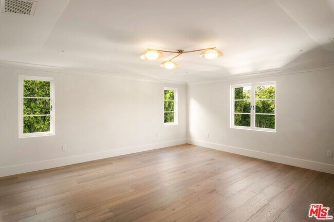Building Photo - 624 N Arden Dr