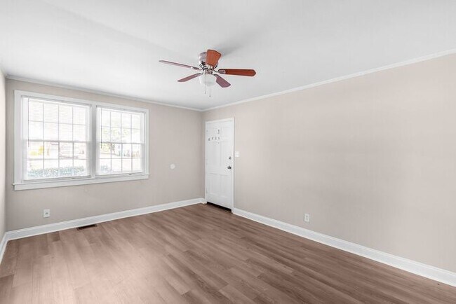 Building Photo - Gorgeous 2BR/1BA Duplex near Selwyn and Park Rd Hotspots!