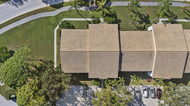 Building Photo - 2025 SW Silver Pine Way