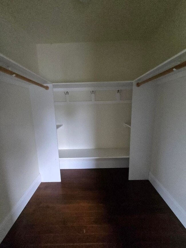 Building Photo - Spacious 5 Bedroom Home in Burlington - Available for Rent