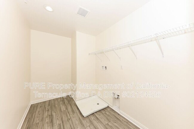 Building Photo - 26654 Dash Dr