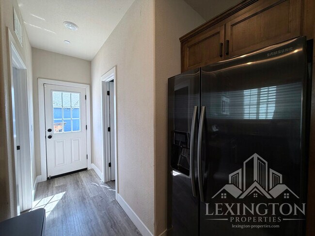 Building Photo - Modern Roseville Living – 3 Bed | 2.5 Bath |