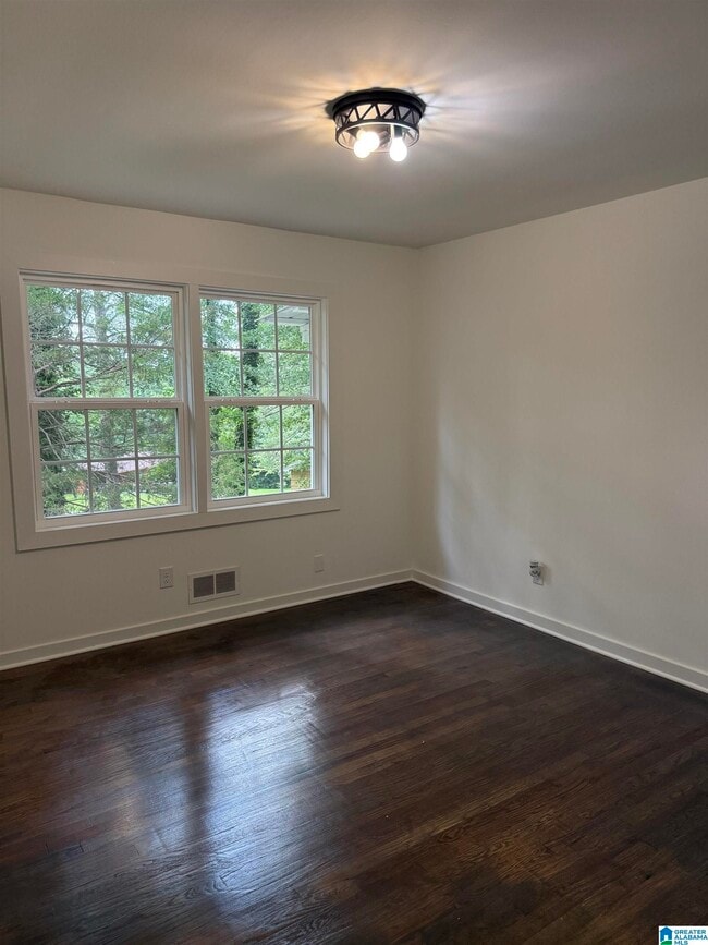 Building Photo - 2604 Wood Dr NE