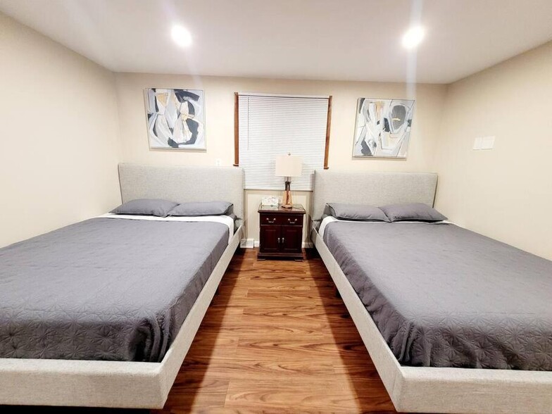 2 Queen beds in Master bedroom - 78 Lemans Dr