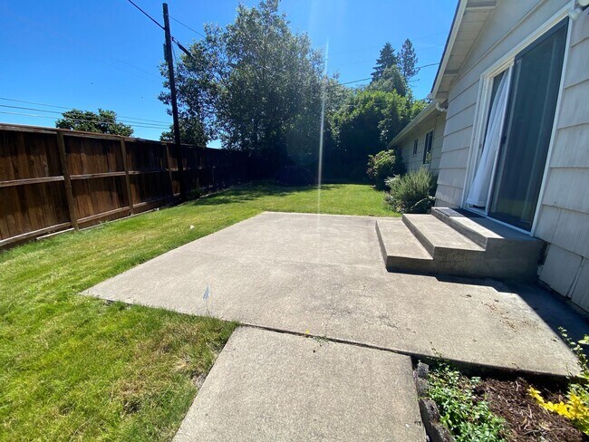 Building Photo - 3 Bedroom Hucrest Home!