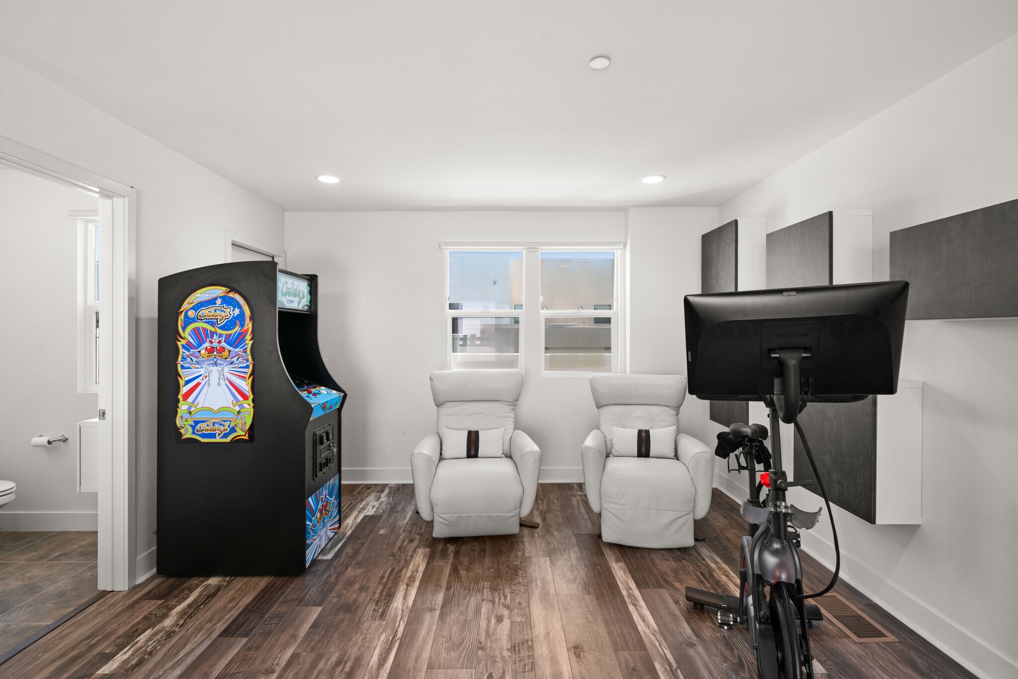 4th Floor Bonus Room - 1651 Topanga