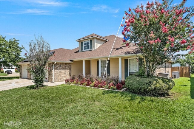 Building Photo - 4 Bedroom 2 Bath with Pool!!!