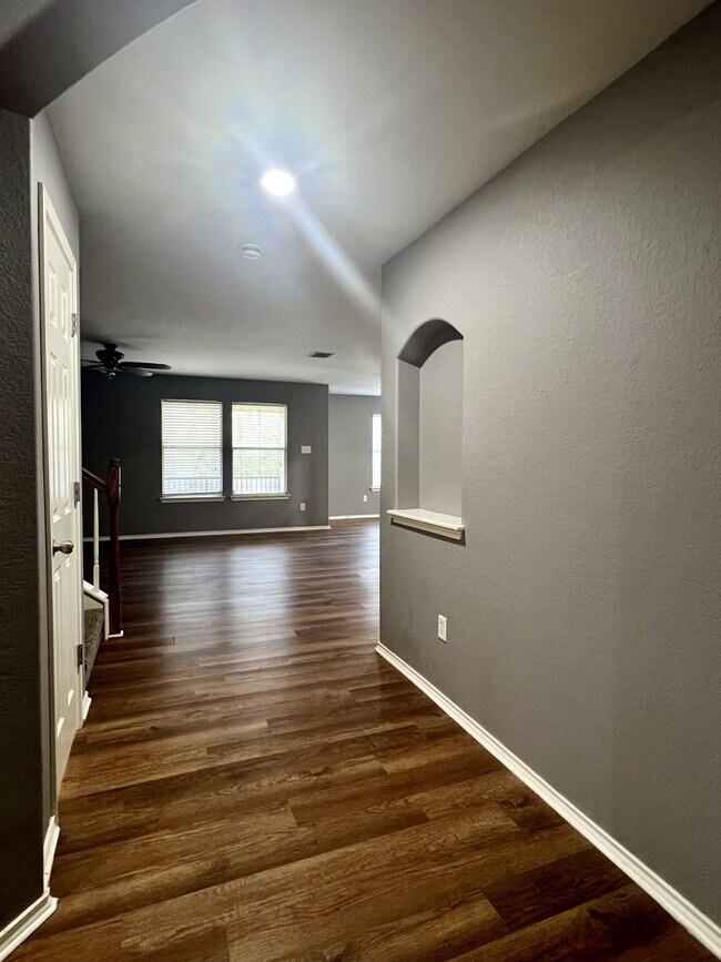 Building Photo - 9411 Rainbow Creek