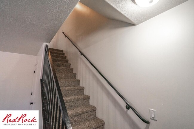 Building Photo - Charming 3 Bedroom Townhome with INTERNET INCLUDED & Dog-Friendly!