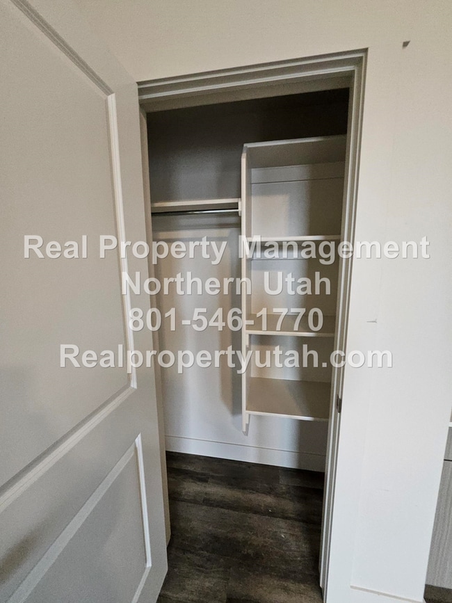 Building Photo - 2 Bedroom 2 Bath Top Level Apartment Avail...