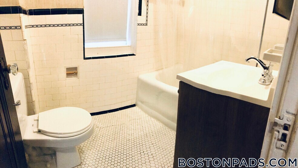 Building Photo - 63 Fellsway W