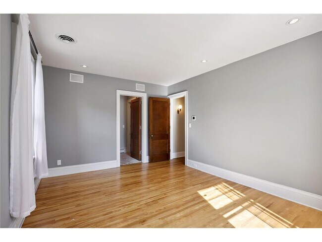 Building Photo - 1720 Mt Curve Ave