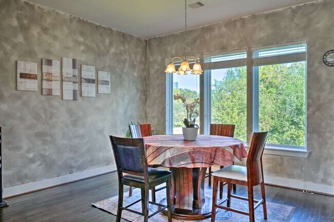 Building Photo - 2107 Stuart St