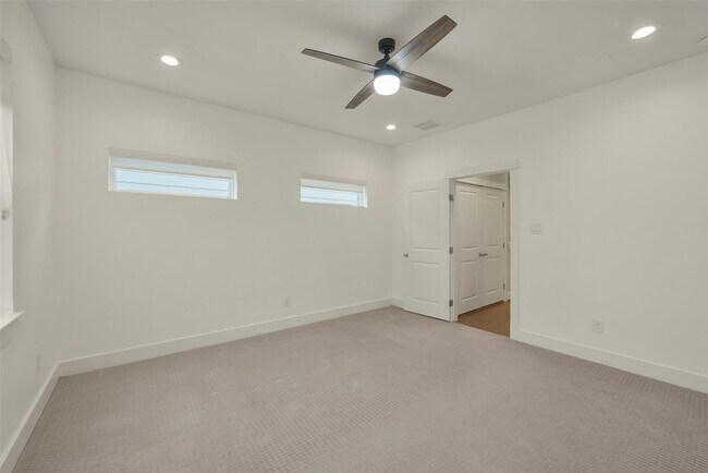 Building Photo - 760 W Donovan St