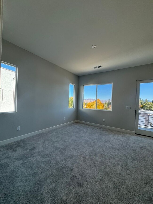 Building Photo - 1521 Golf Club Dr