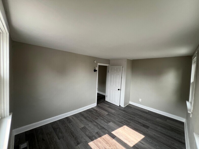 Room 1 - 25 Girard Ave