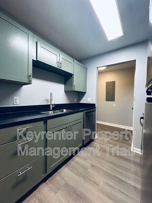 Building Photo - 1405 Leonard Ave