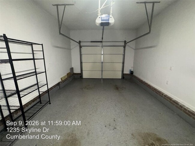 Building Photo - 1235 Skyline Dr