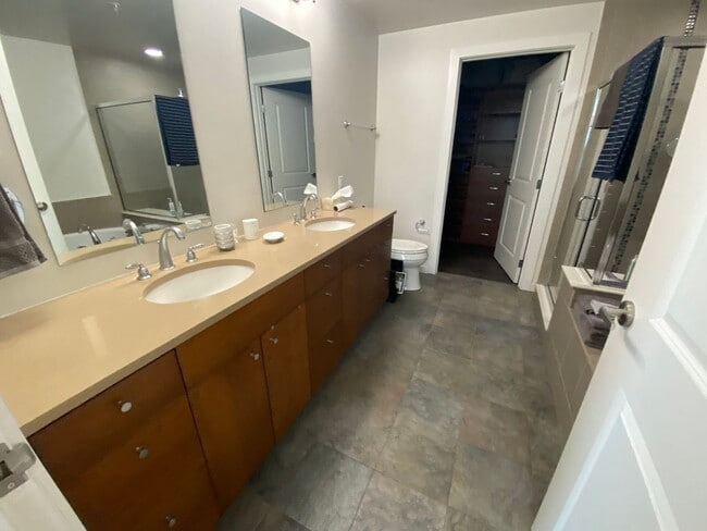 Building Photo - Large 2 bedroom 2 1/2 bath condo at One Li...