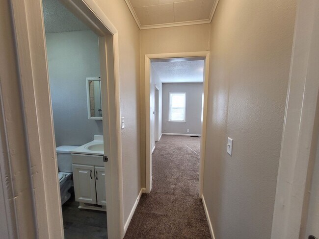 Building Photo - Pet Friendly 2 Bedroom Home with detached garage!