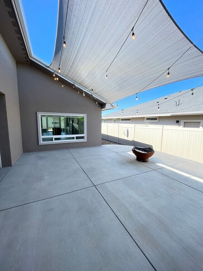 Building Photo - Flexible Living in North Ellensburg