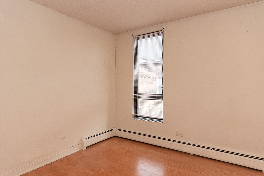 Building Photo - 629 W Wellington Ave