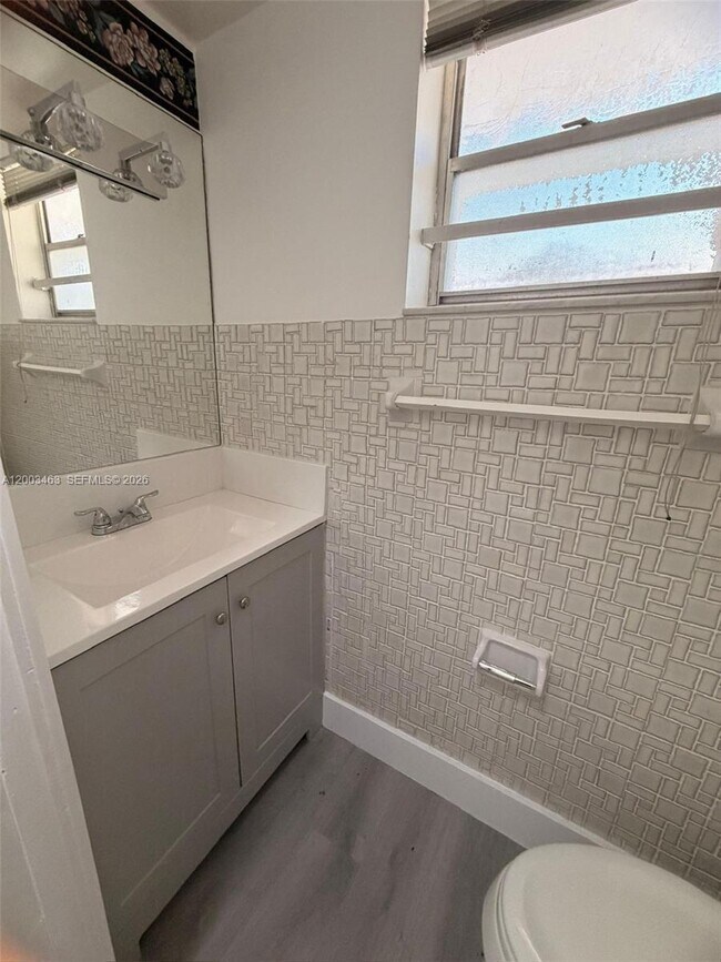 Building Photo - 20111 NE 27th Ct