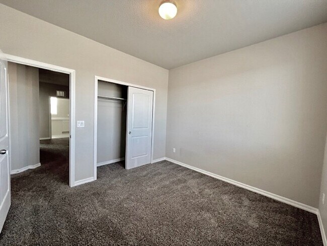 Building Photo - 5 Bedroom Home Close to Downtown Monument!!