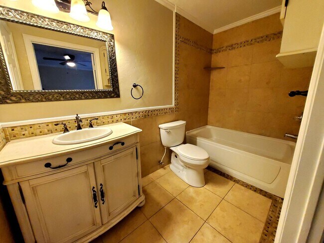 Building Photo - Spacious and Gorgeous 3/2 in Northwest Lub...