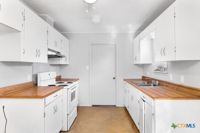 Building Photo - 222 Redbud Ln