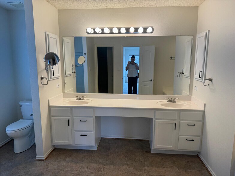 Building Photo - 2105 Zeppelin Dr