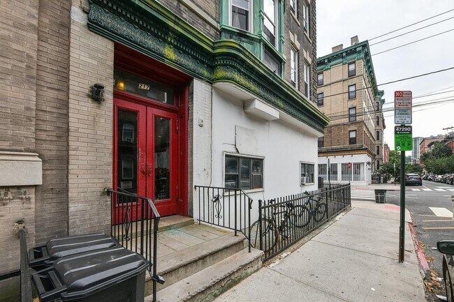 Building Photo - 217 10th St