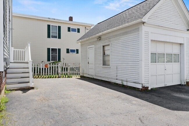 Building Photo - 164-162 Alsace St