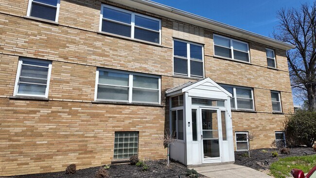 Building Photo - Stylishly Updated 2-Bedroom Apartment in the Heart of Pleasant Ridge