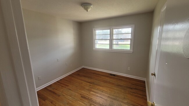 Building Photo - 3 Bedroom Brick Ranch