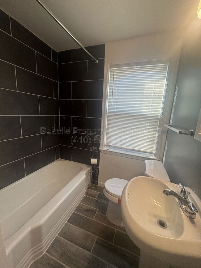 Building Photo - 4430 Shamrock Ave