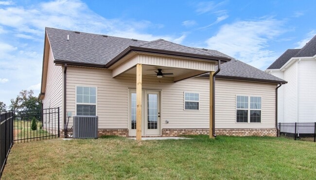 Building Photo - Like New.  Sharp with Community Pool