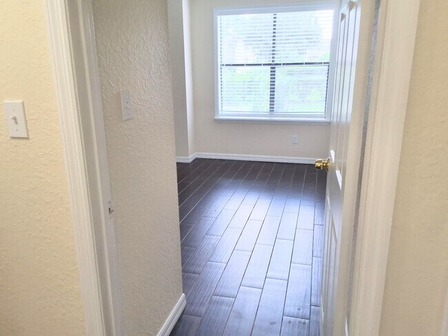 Building Photo - Beautiful Remodeled First Floor 2/2 Condo ...