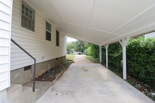 Building Photo - 3 Bed | 1 Bath | Mid Town | $1400