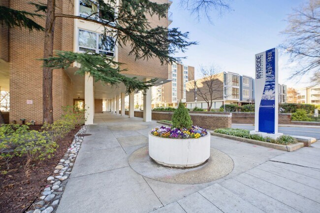 Building Photo - Stunning 1 BR/1 BA Condo in Southwest Wate...