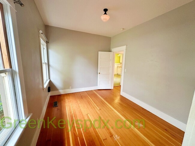 Building Photo - 3-bedroom, 2.5-bathroom Craftsman house in...