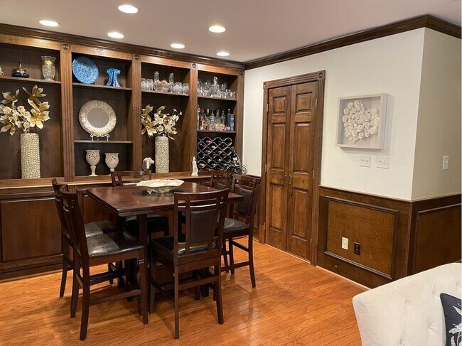 Building Photo - 452 N Post Oak Ln